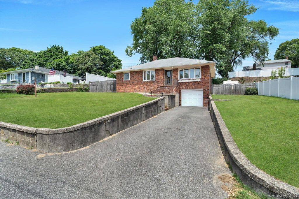 35 Wyandotte Street, Selden, NY 11784