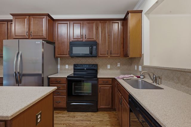 2043 Traemoor Village Dr, Nashville, TN 37209