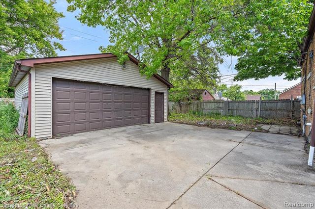 9417 E Outer Drive, Detroit, MI 48213