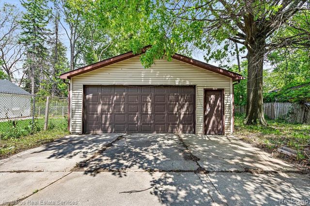9417 E Outer Drive, Detroit, MI 48213