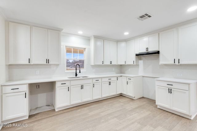 410 W Bernard Street, Rayne, LA 70578