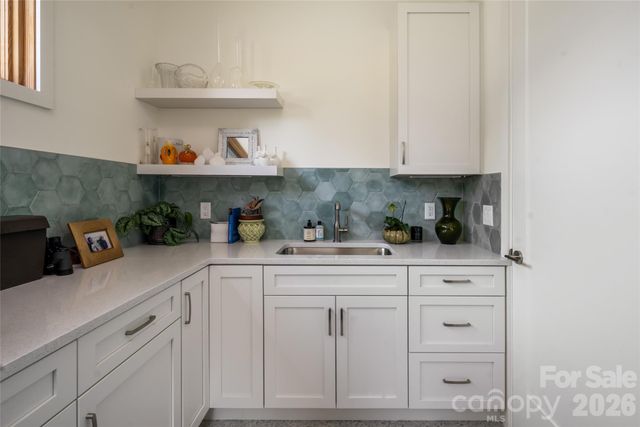6 River Run, Asheville, NC 28804