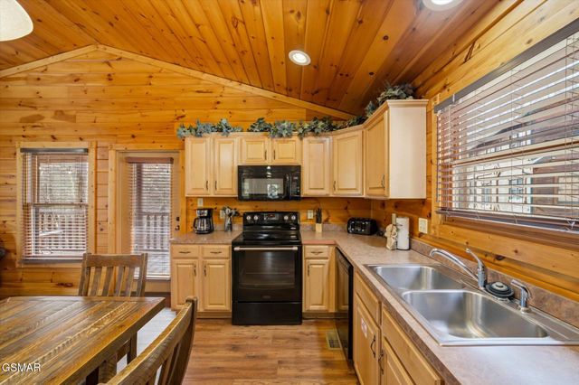 625 Gatlinburg Falls Way, Gatlinburg, TN 37738