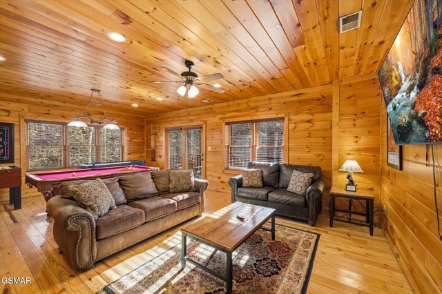 625 Gatlinburg Falls Way, Gatlinburg, TN 37738