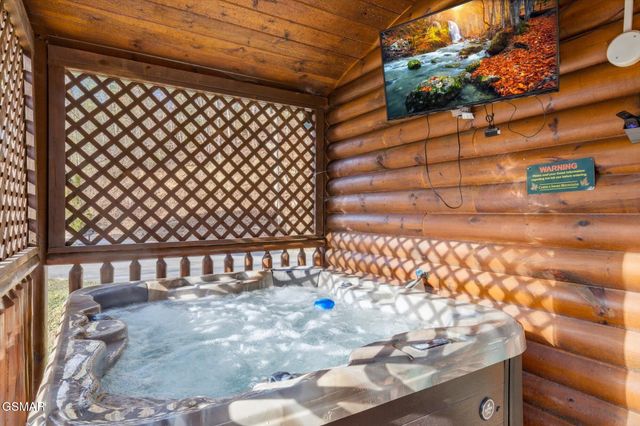 625 Gatlinburg Falls Way, Gatlinburg, TN 37738