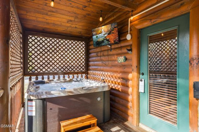 625 Gatlinburg Falls Way, Gatlinburg, TN 37738