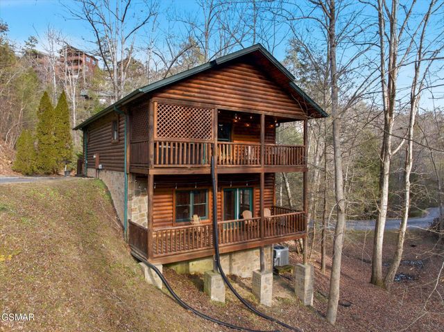 625 Gatlinburg Falls Way, Gatlinburg, TN 37738