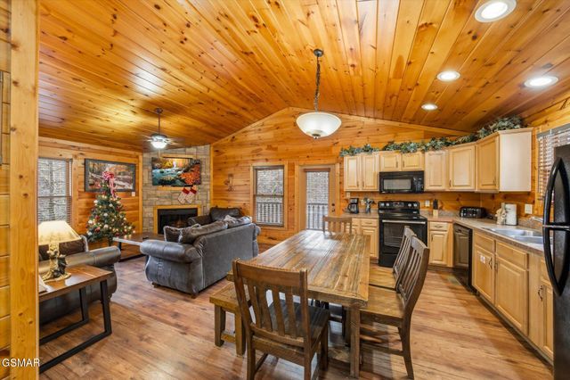 625 Gatlinburg Falls Way, Gatlinburg, TN 37738