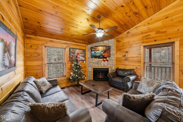 625 Gatlinburg Falls Way, Gatlinburg, TN 37738