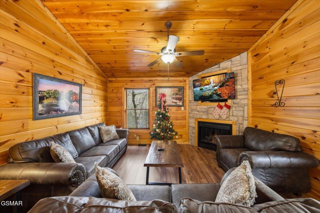 625 Gatlinburg Falls Way, Gatlinburg, TN 37738