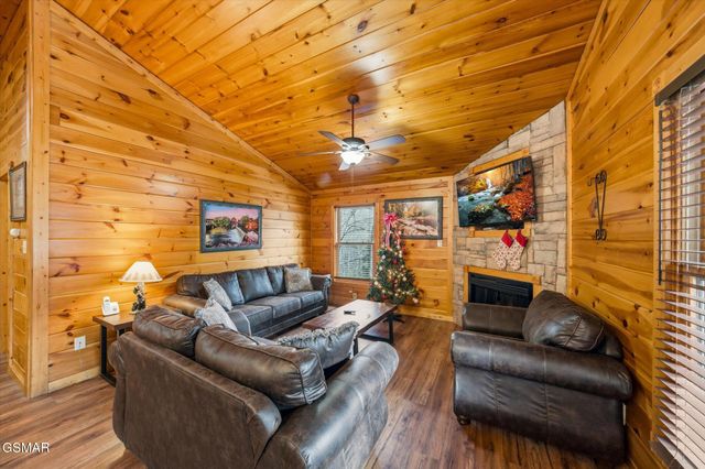 625 Gatlinburg Falls Way, Gatlinburg, TN 37738