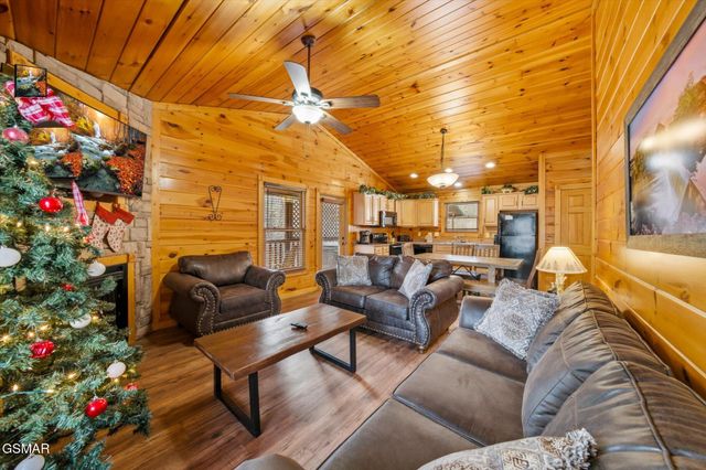 625 Gatlinburg Falls Way, Gatlinburg, TN 37738