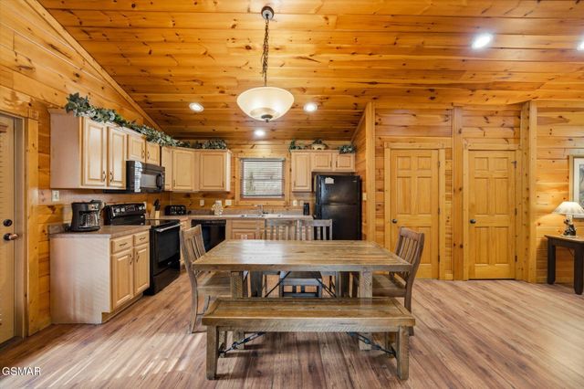 625 Gatlinburg Falls Way, Gatlinburg, TN 37738