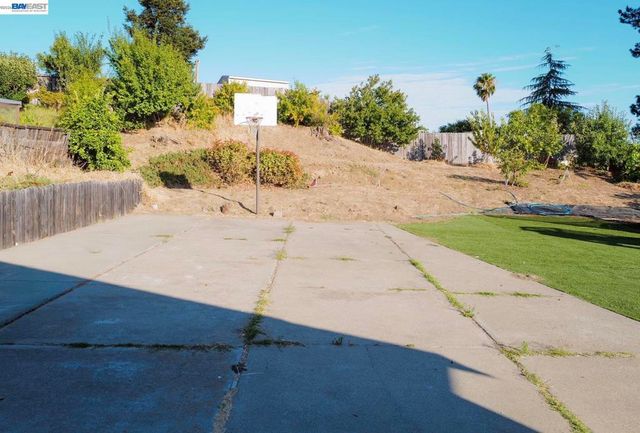 828 Coral Dr, Rodeo, CA 94572