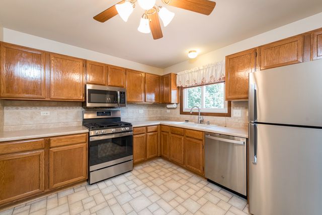 17505 W Woodland Drive, Grayslake, IL 60030