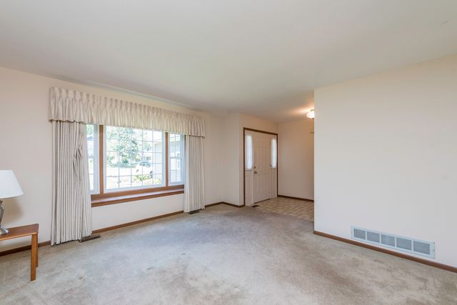 17505 W Woodland Drive, Grayslake, IL 60030