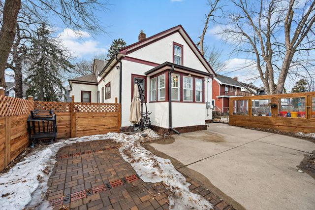 1110 Thomas Avenue N, Minneapolis, MN 55411