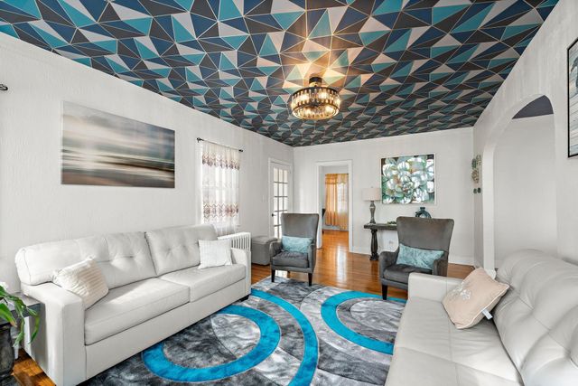 1110 Thomas Avenue N, Minneapolis, MN 55411