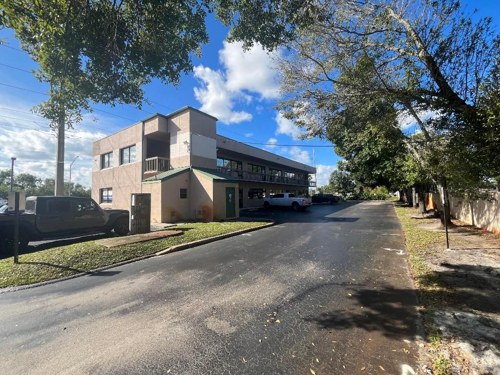 Image 1 of property listing at 725 SE Port St Lucie Boulevard 203, Port St Lucie, FL 34984