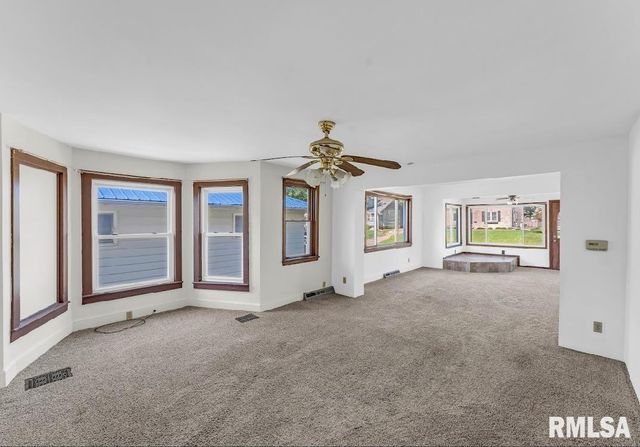 2823 N 3RD Street, Clinton, IA 52732