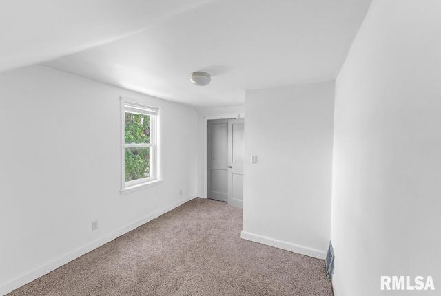 2823 N 3RD Street, Clinton, IA 52732