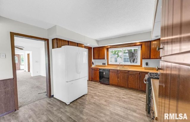 2823 N 3RD Street, Clinton, IA 52732