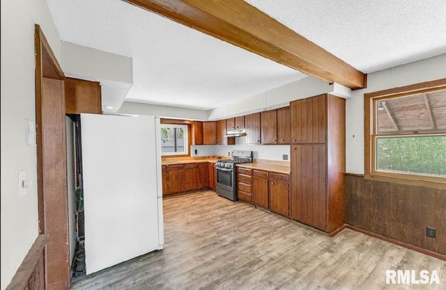 2823 N 3RD Street, Clinton, IA 52732