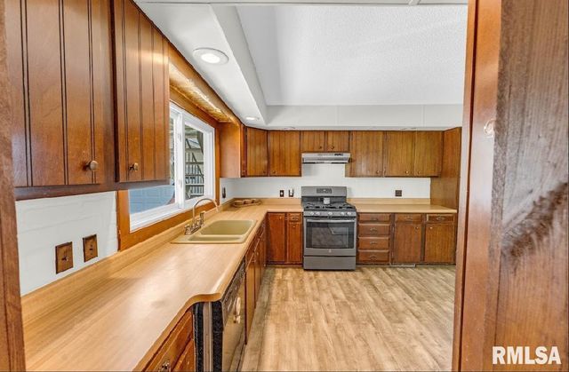 2823 N 3RD Street, Clinton, IA 52732