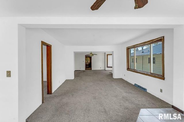 2823 N 3RD Street, Clinton, IA 52732