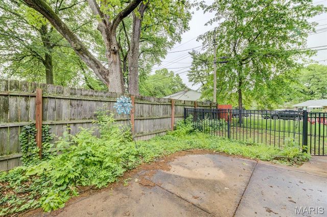 1101 E Parkedge Lane, University City, MO 63130
