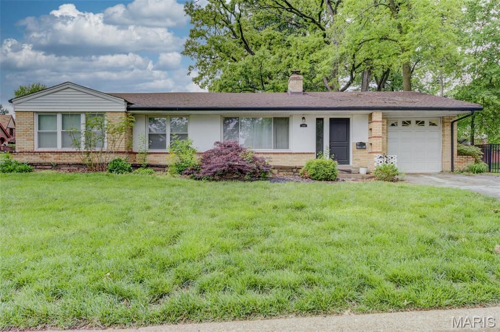 1101 E Parkedge Lane, University City, MO 63130