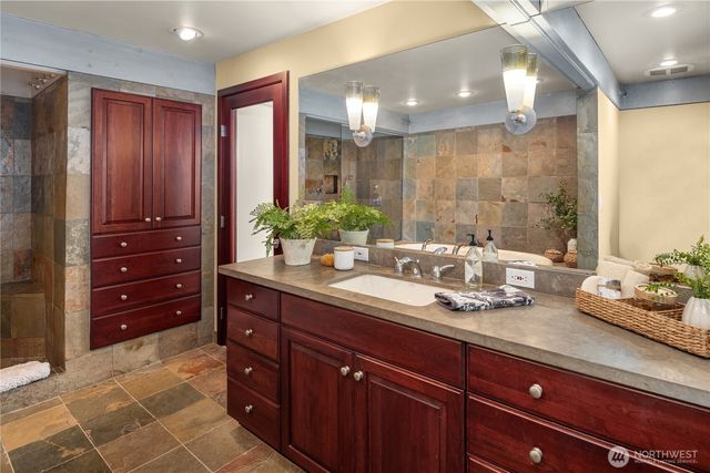 2240 W Lake Sammamish Pkwy NE, Redmond, WA 98052
