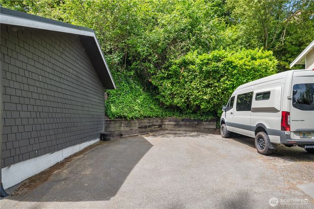 2240 W Lake Sammamish Pkwy NE, Redmond, WA 98052