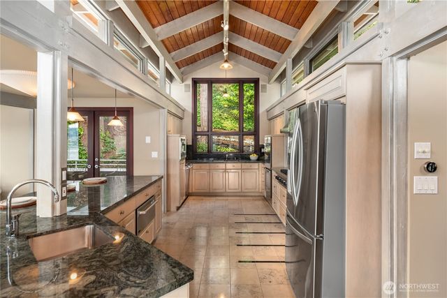 2240 W Lake Sammamish Pkwy NE, Redmond, WA 98052