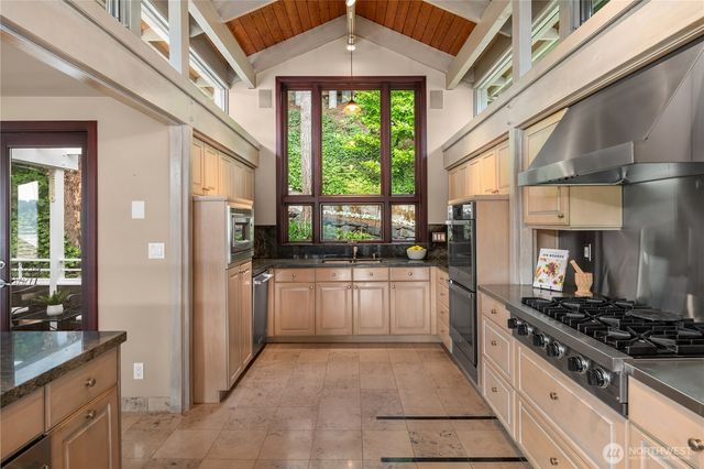 2240 W Lake Sammamish Pkwy NE, Redmond, WA 98052