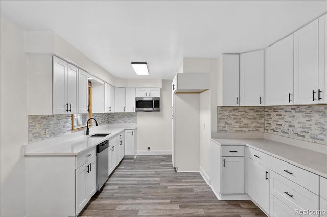 18671 Huntington Avenue, Harper Woods, MI 48225