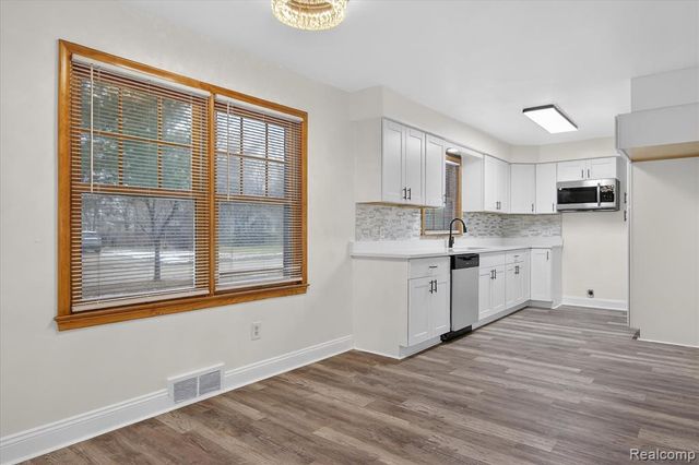 18671 Huntington Avenue, Harper Woods, MI 48225