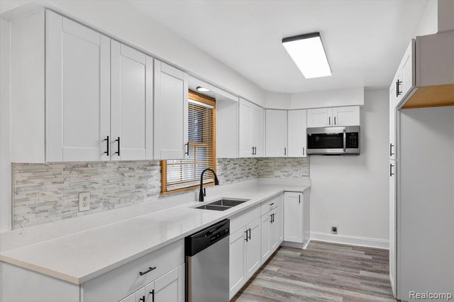 18671 Huntington Avenue, Harper Woods, MI 48225