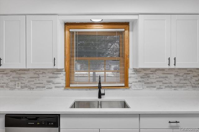 18671 Huntington Avenue, Harper Woods, MI 48225