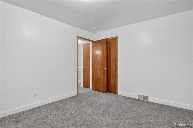 18671 Huntington Avenue, Harper Woods, MI 48225