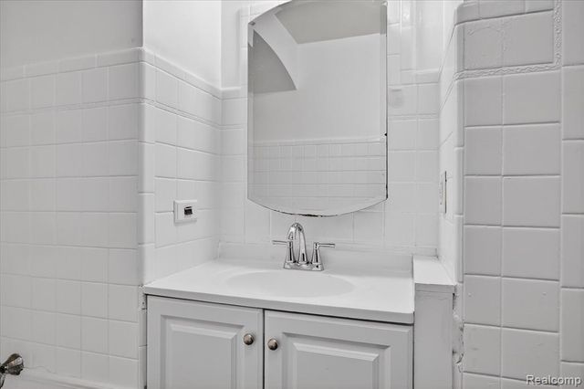 18671 Huntington Avenue, Harper Woods, MI 48225