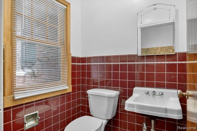 18671 Huntington Avenue, Harper Woods, MI 48225