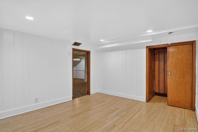 18671 Huntington Avenue, Harper Woods, MI 48225