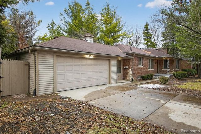 18671 Huntington Avenue, Harper Woods, MI 48225