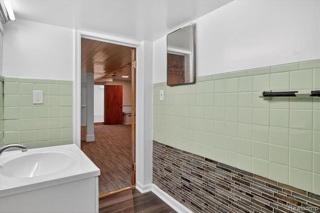 18671 Huntington Avenue, Harper Woods, MI 48225