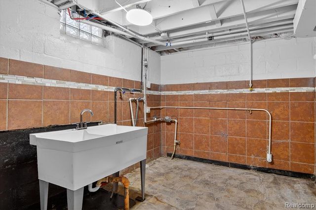 18671 Huntington Avenue, Harper Woods, MI 48225