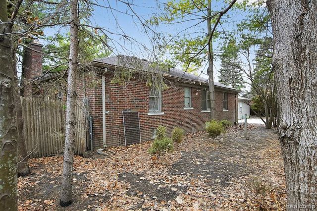 18671 Huntington Avenue, Harper Woods, MI 48225