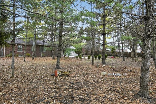 18671 Huntington Avenue, Harper Woods, MI 48225