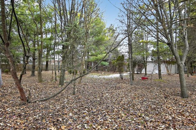 18671 Huntington Avenue, Harper Woods, MI 48225