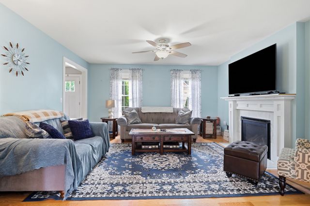 97 Sawtelle Rd, Leominster, MA 01453